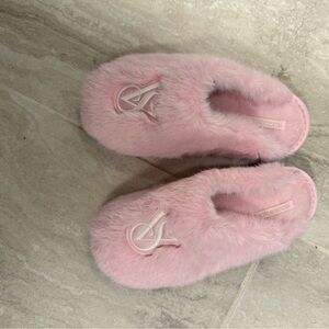 victoria’s secret pink furry slippers size small